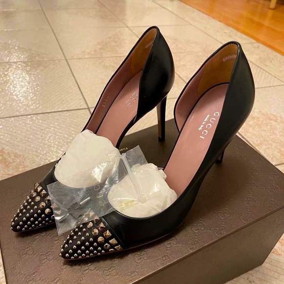 NEW!Gucci black pointed toe with gold studs pumps